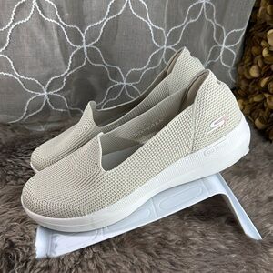 (E3) Skechers On the go Walk for women, size 9.5